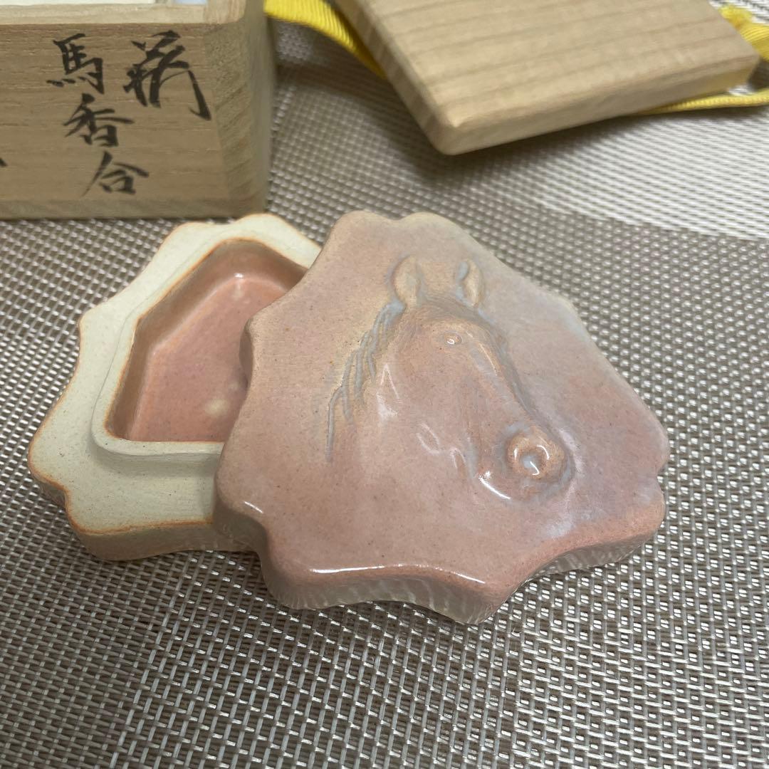 15代坂倉新兵衛　陶器製香合 馬の頭の浮彫り