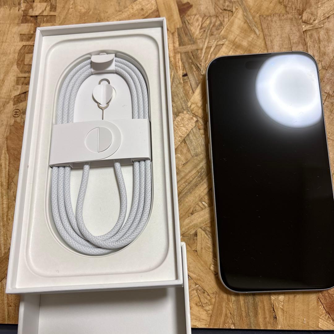 Apple iPhone 16ホワイト 本体 充電ケーブル付き