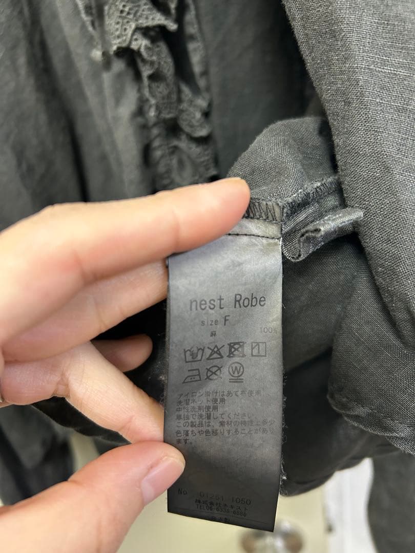 nest Robe 2025SS リネン備長炭染めスカラフリルブラウス 墨黒