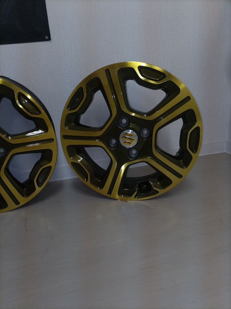 ②15インチホイール、カスタム塗装