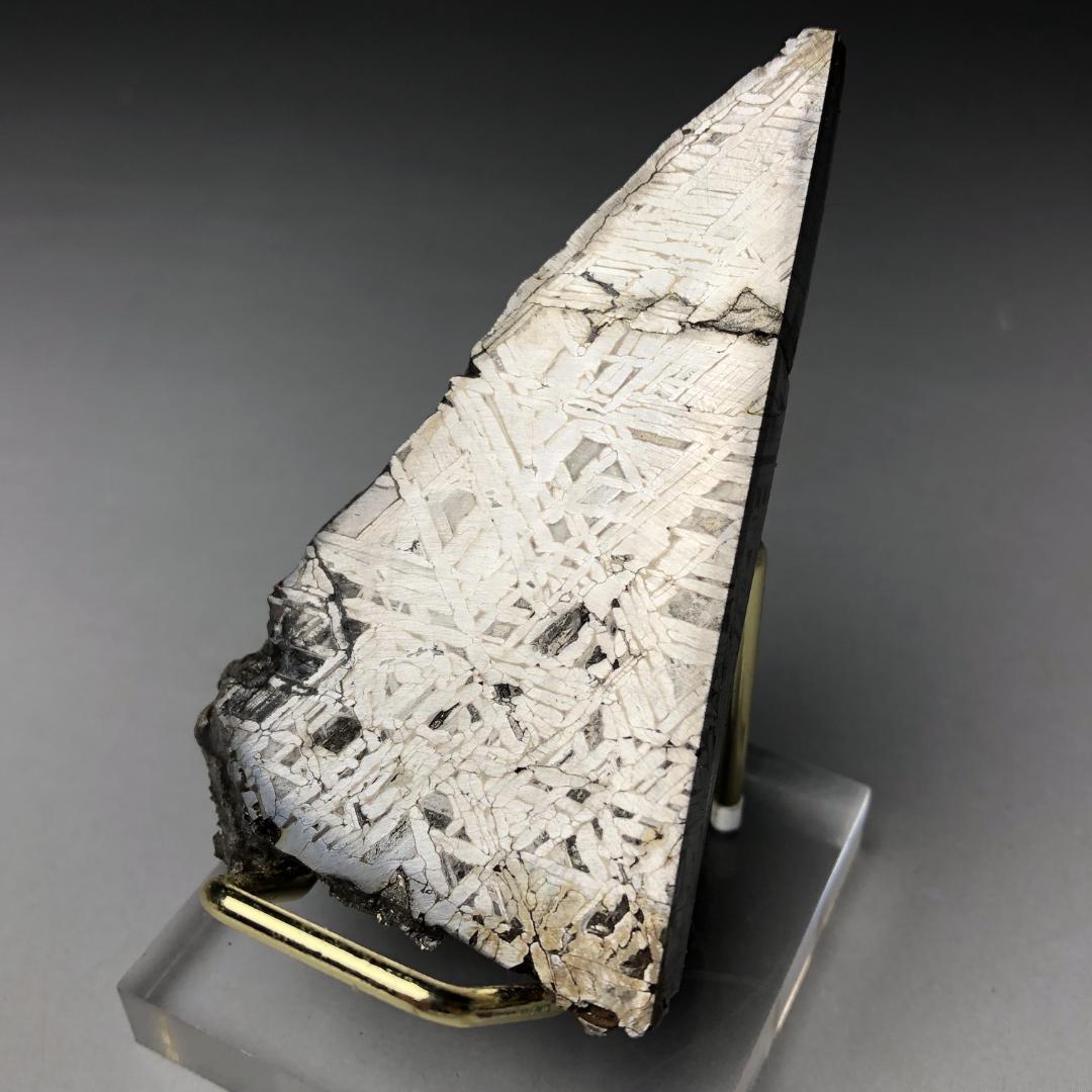 アルタイ隕石 鉄隕石　原石　重さ約121ｇ 立て付き