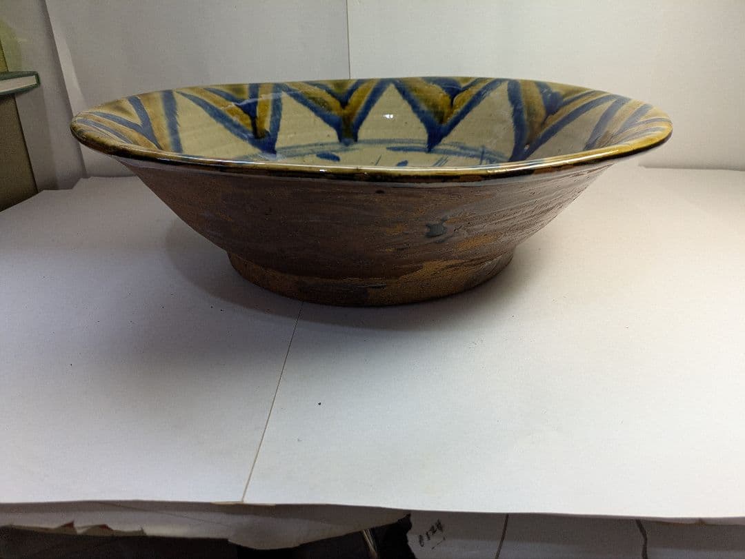 【真　作】沖縄壺屋焼、仁王窯、小橋川仁王作、『魚文飾鉢』、皿立付、箱無