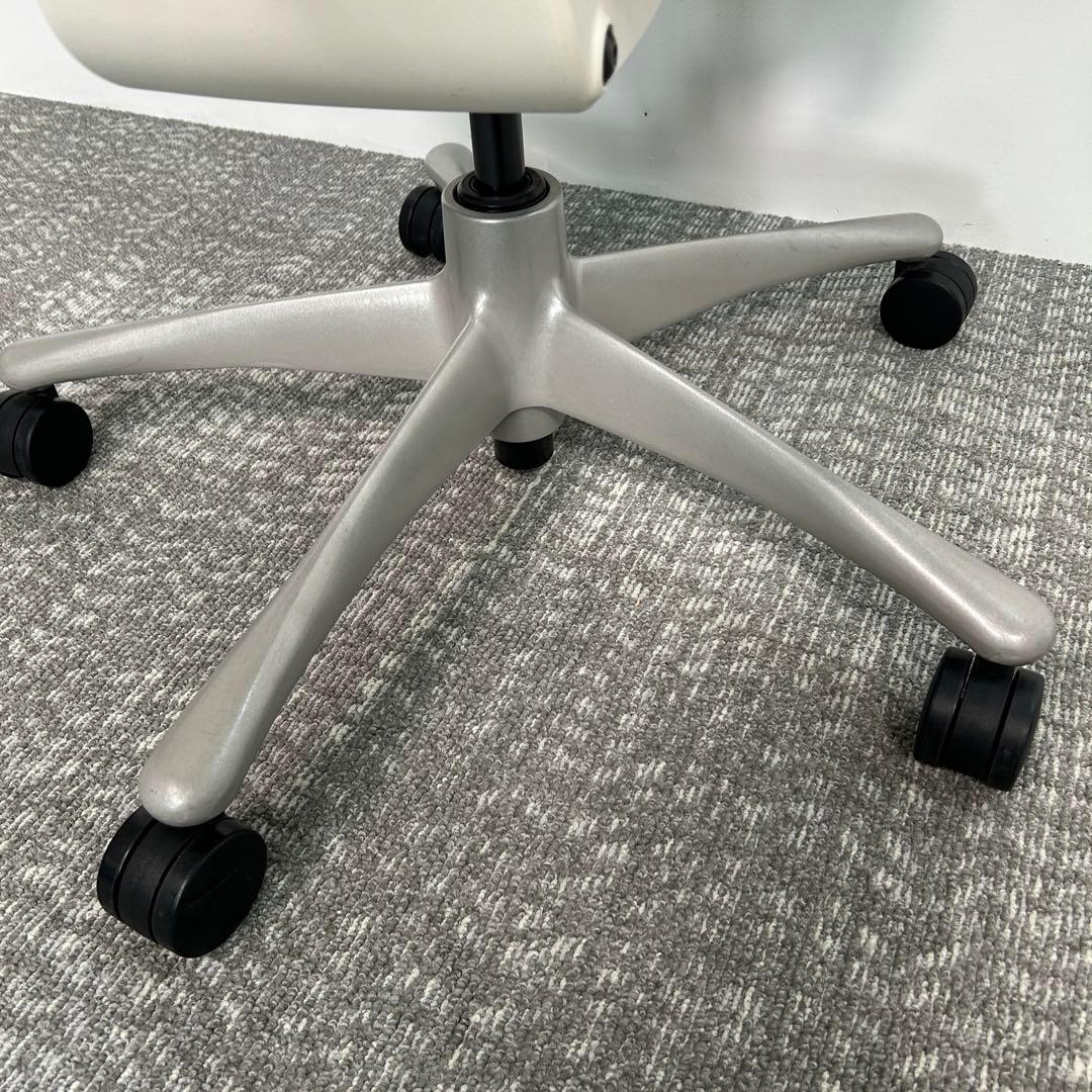 G. エンボディチェア. ハーマンミラー ホワイト Embodyネイビー