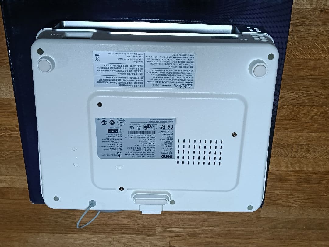 【美品】BenQ　超短焦点型DLPフルHDホームプロジェクター「W1080ST」