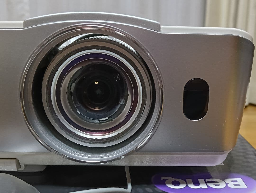 【美品】BenQ　超短焦点型DLPフルHDホームプロジェクター「W1080ST」