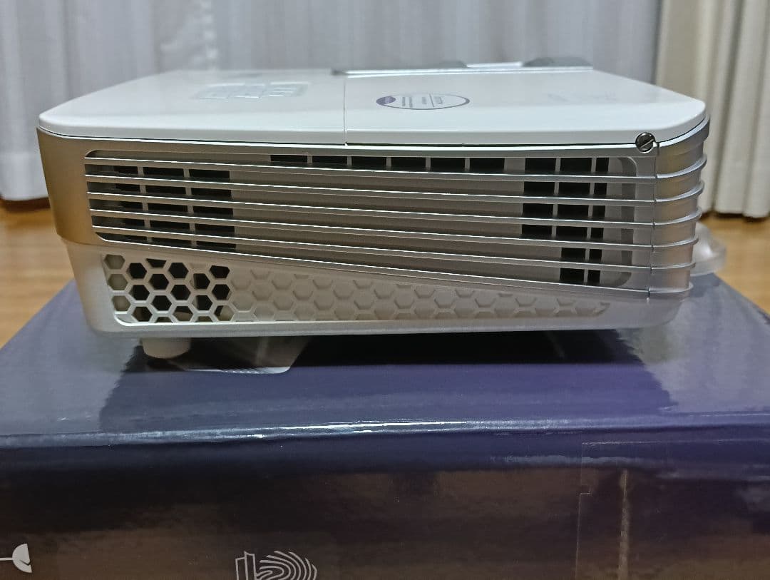 【美品】BenQ　超短焦点型DLPフルHDホームプロジェクター「W1080ST」