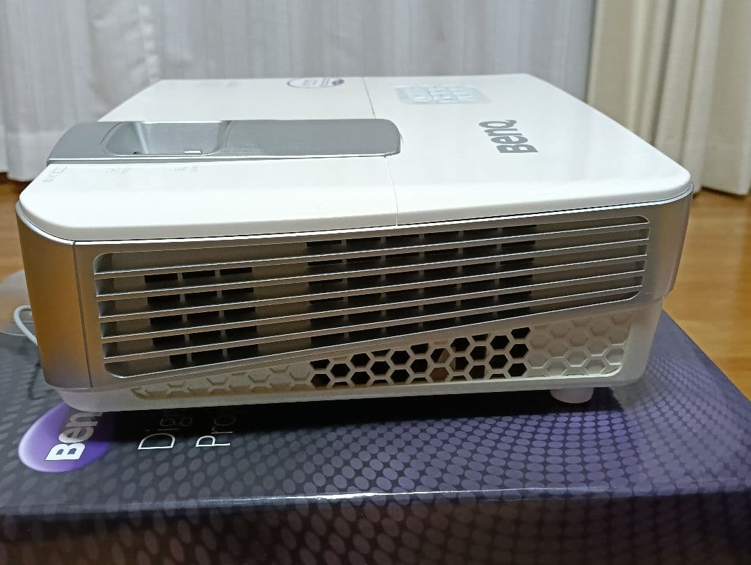 【美品】BenQ　超短焦点型DLPフルHDホームプロジェクター「W1080ST」