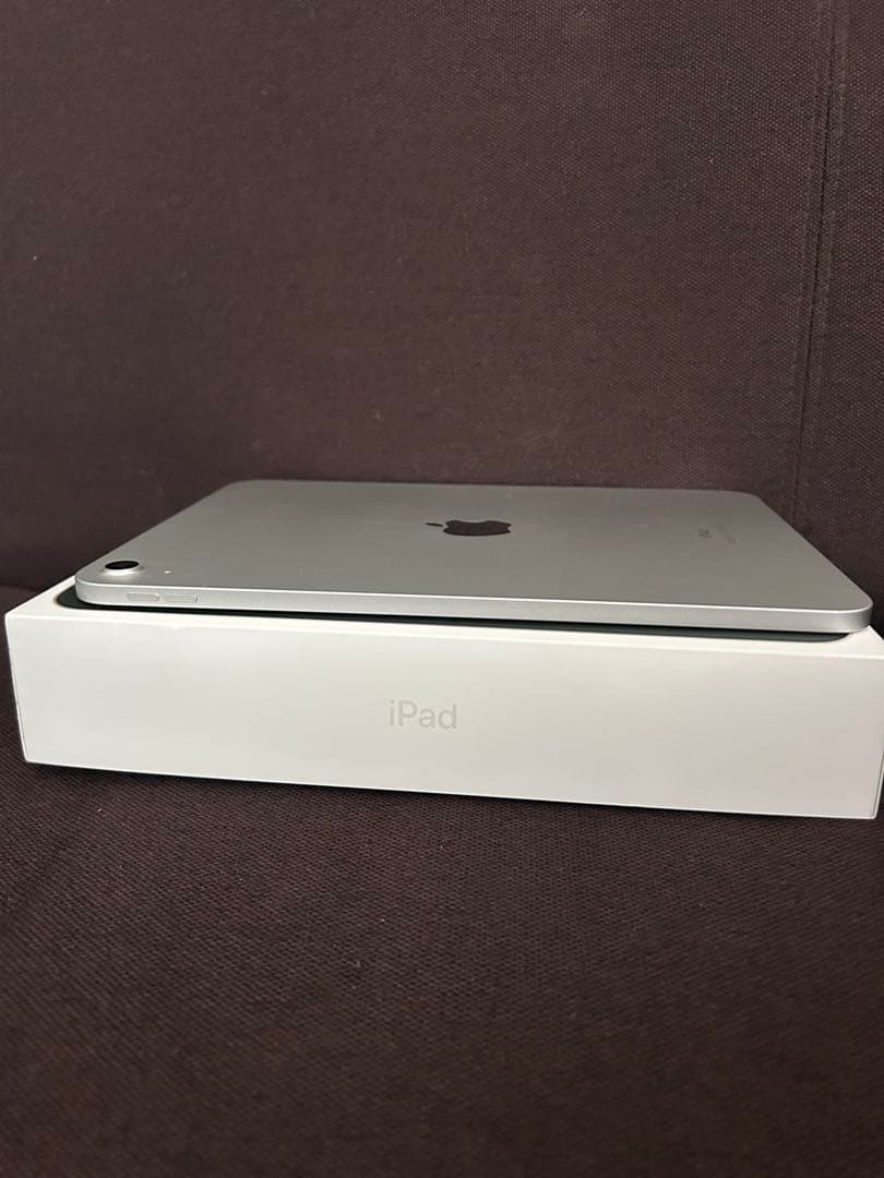 【極美品】iPad（第10世代）Wi-Fi／シルバー／64GB/キーボード付