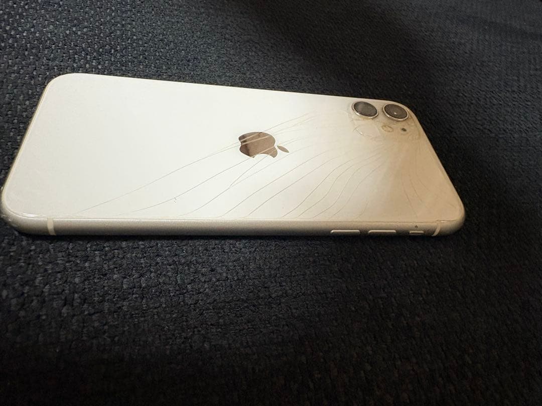 iPhone 11 ホワイト 64GB simロックあり　au