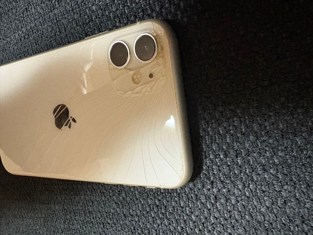 iPhone 11 ホワイト 64GB simロックあり　au