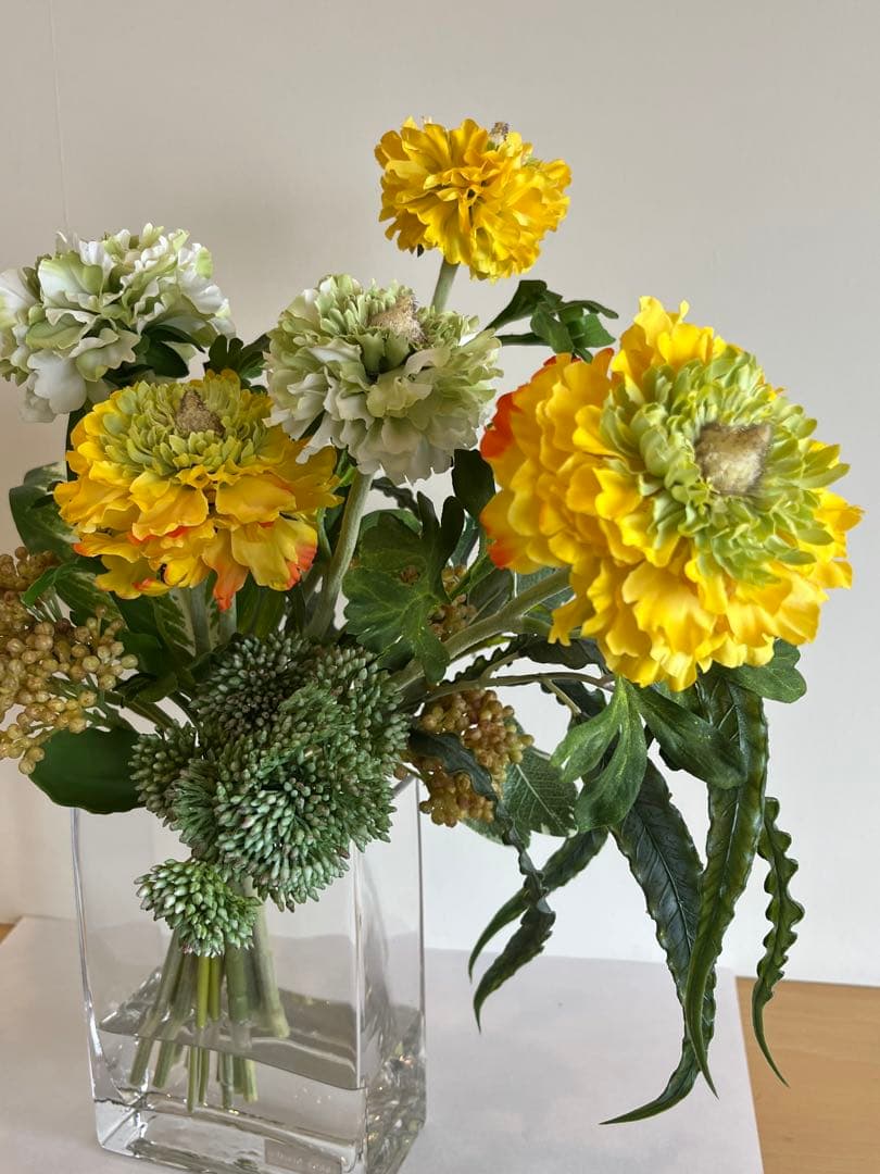 【エミリオロバ・ 春らしいラナンキュラスとグリーン… ガラス花瓶付き】