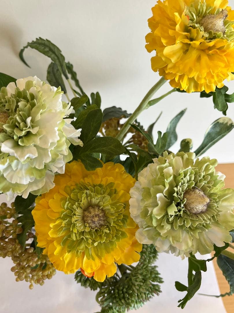 【エミリオロバ・ 春らしいラナンキュラスとグリーン… ガラス花瓶付き】