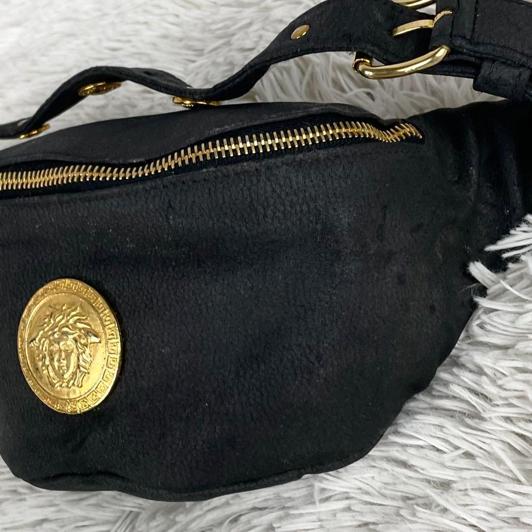 美品 ヴェルサーチ レザー ボディバッグ ロゴ金具 メデューサ ファスナー 黒
