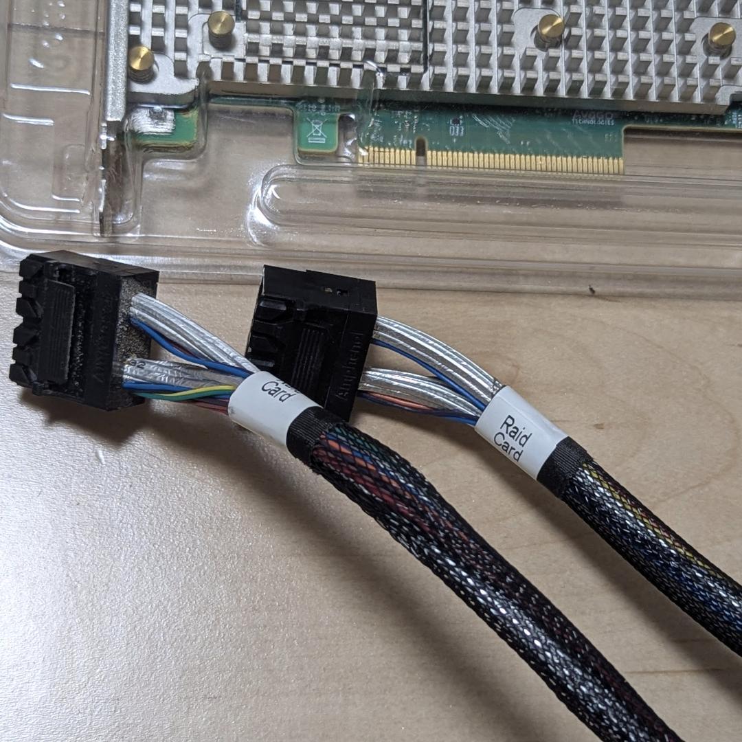 Lenovo RAID 930-16i + 8x2.5'' SASバックプレーン