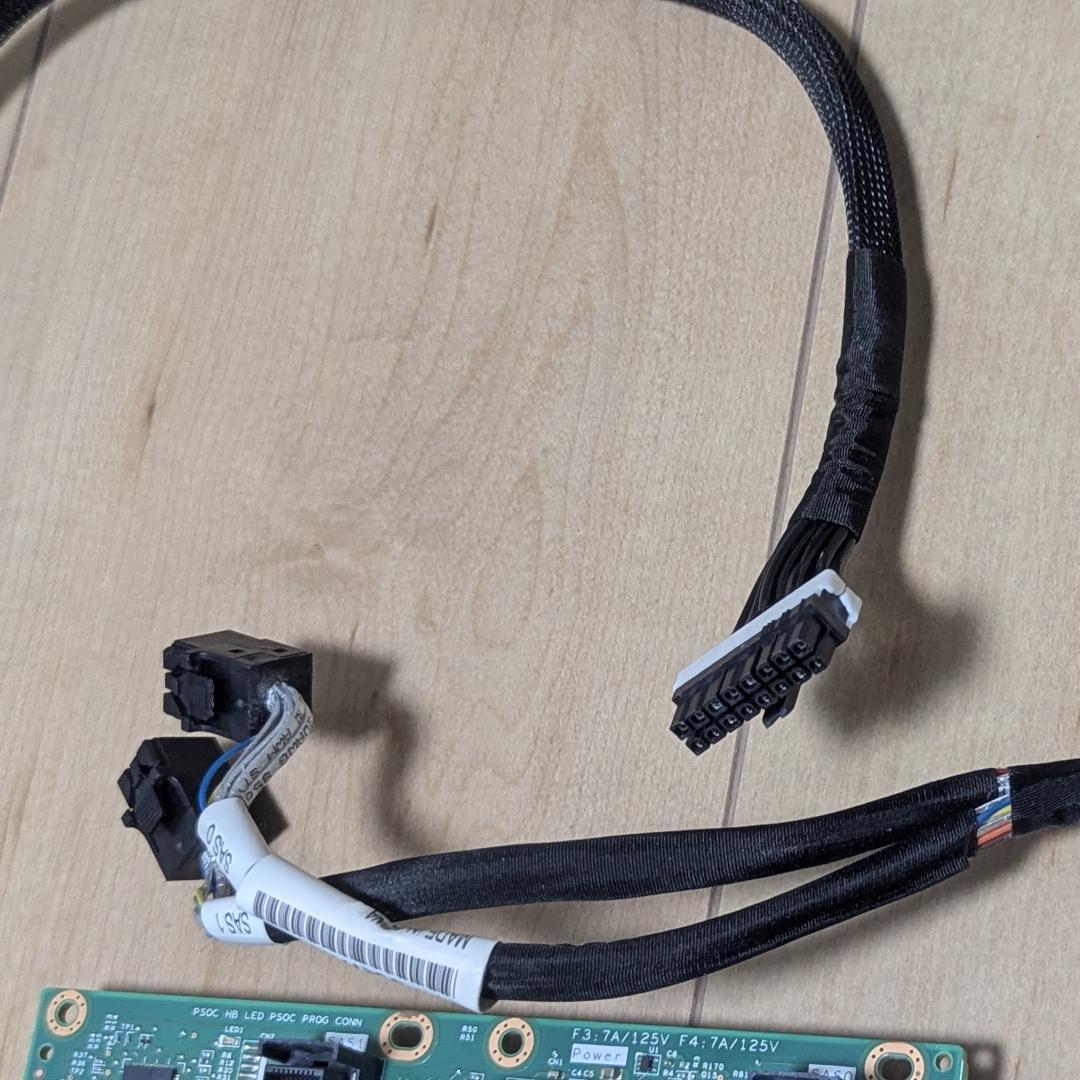 Lenovo RAID 930-16i + 8x2.5'' SASバックプレーン