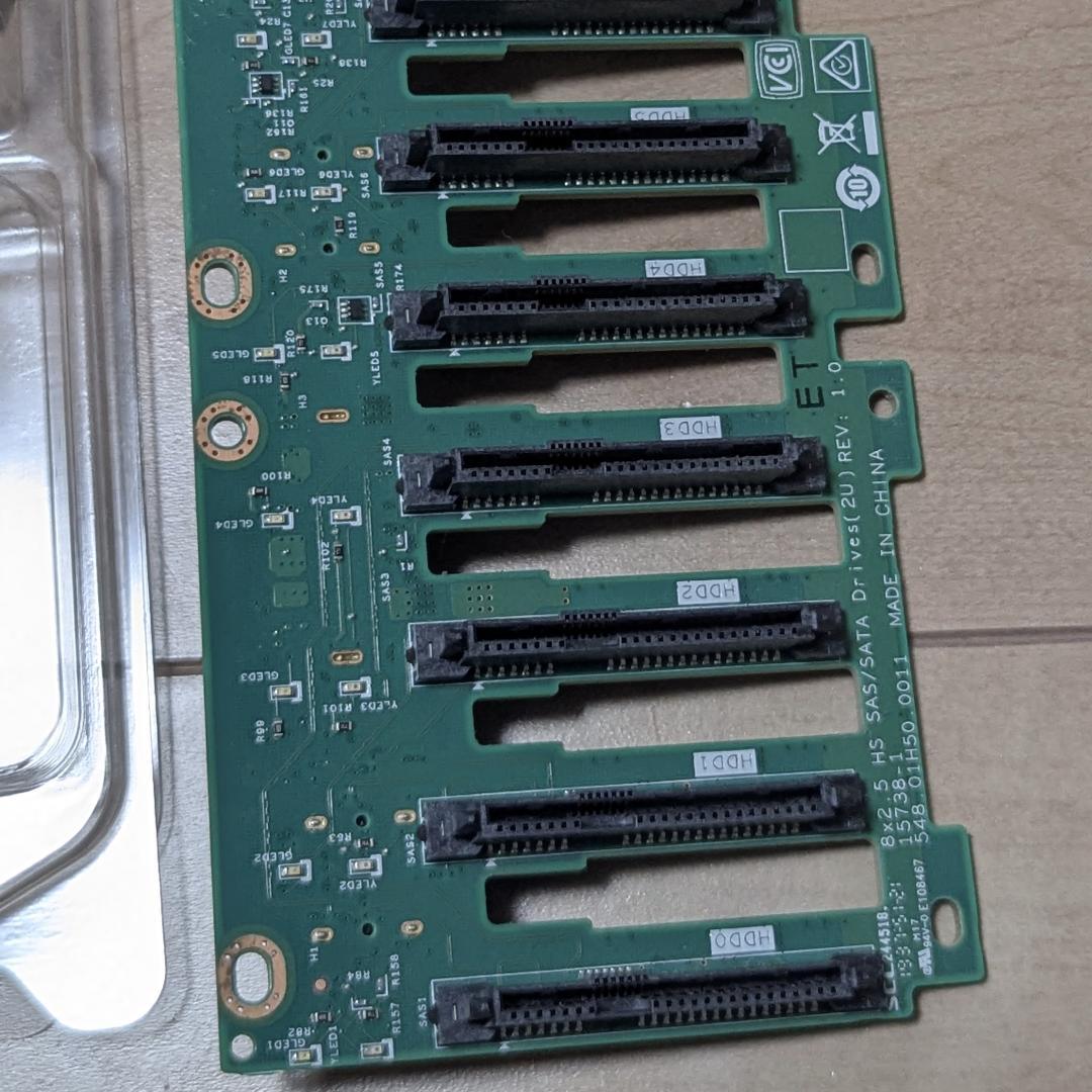 Lenovo RAID 930-16i + 8x2.5'' SASバックプレーン