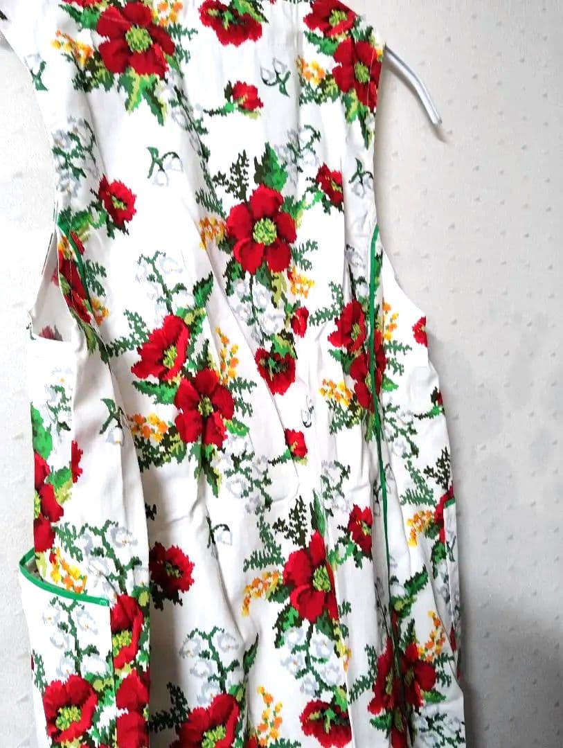 セール！　Feller 花柄 エプロン　ホワイト/レッド/グリーン