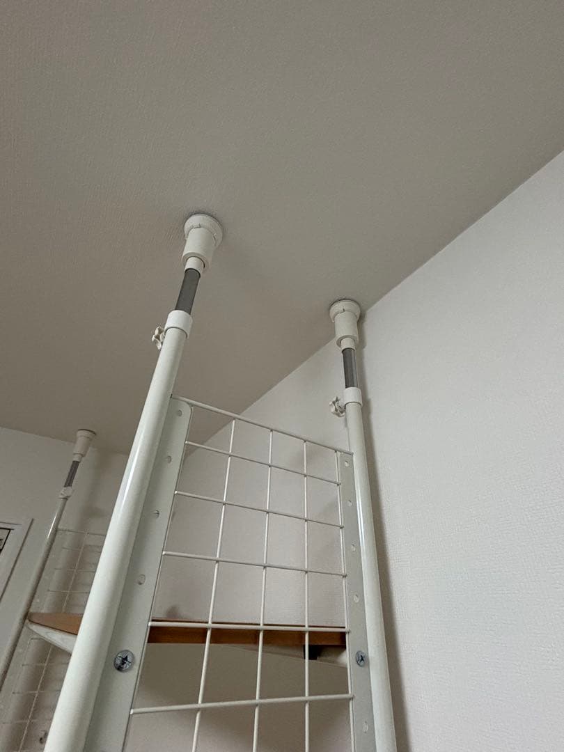 突っ張り棚　棚板可動式