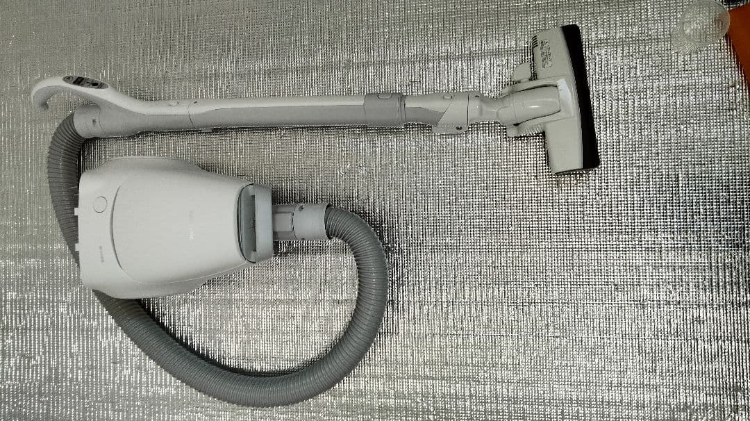 Panasonic 掃除機本体 ホワイト 美品、紙パック10枚つき