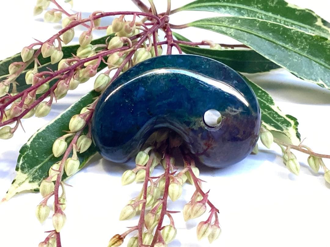 ✳国内の出雲めのう【碧玉】の最高峰勾玉でしょう‼️ 天然石 浮き草文様 鑑別書付