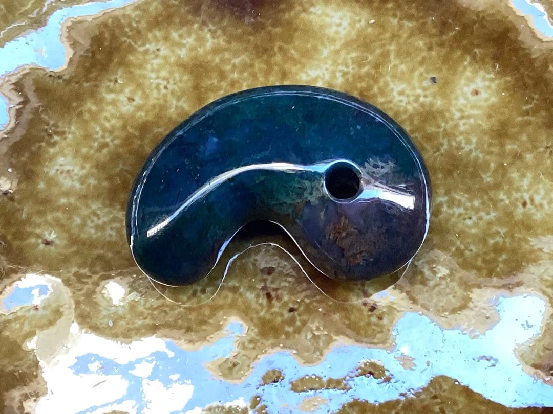 ✳国内の出雲めのう【碧玉】の最高峰勾玉でしょう‼️ 天然石 浮き草文様 鑑別書付