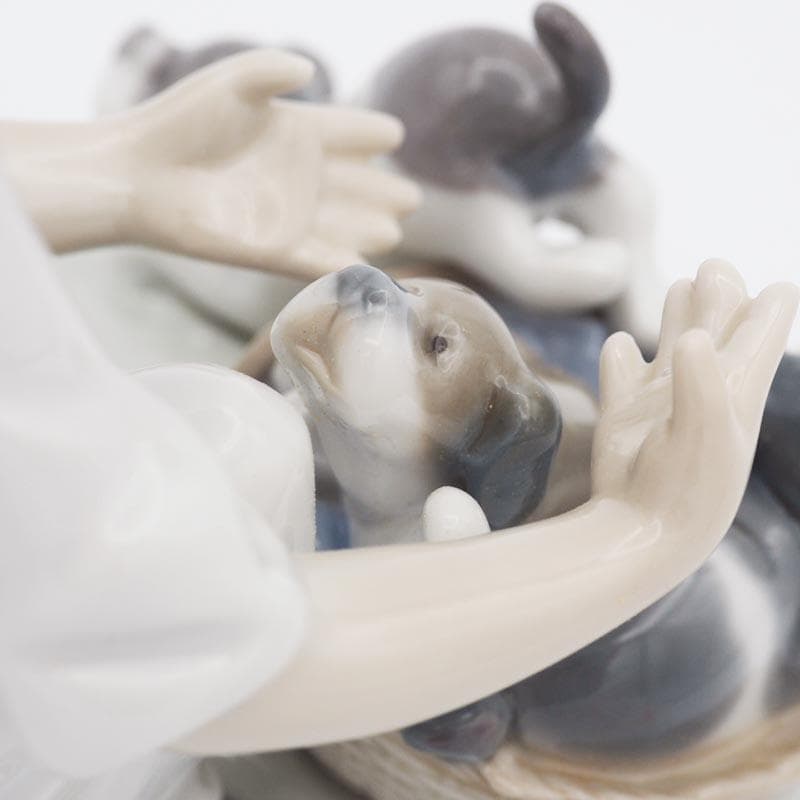 リヤドロ 5595 こっそりお外へ 仔犬 スペイン 少女 フィギュリン 【絶版】