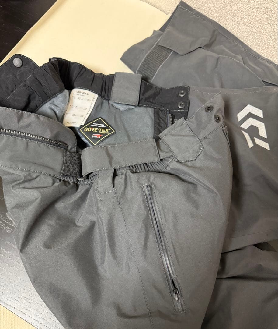 ダイワDAIWA ゴアテックス　防寒パンツ メンズM グレー　専用サスペンダー付