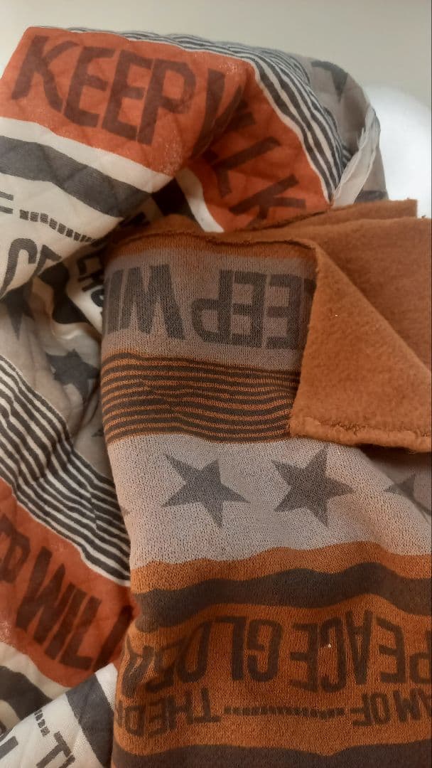 英字柄のニット生地