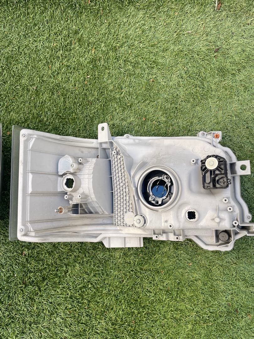 ハイエース4型以降の純正ヘッドライト　LEDではありません。