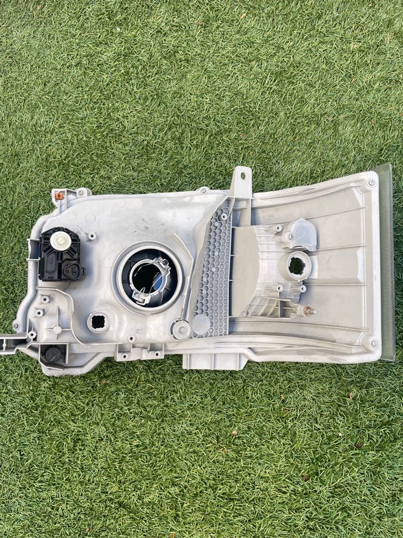 ハイエース4型以降の純正ヘッドライト　LEDではありません。