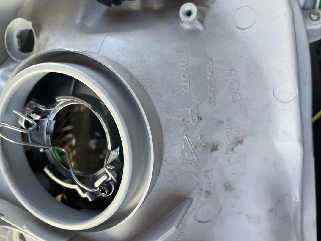 ハイエース4型以降の純正ヘッドライト　LEDではありません。