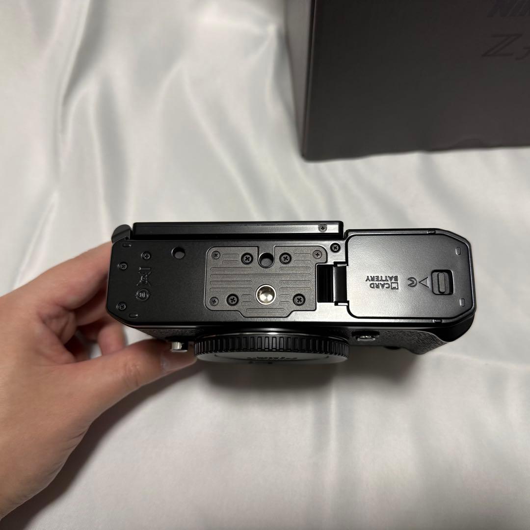 【美品】Nikon Zf ブラック ボディ　サムレスト、ボタンのおまけ付き