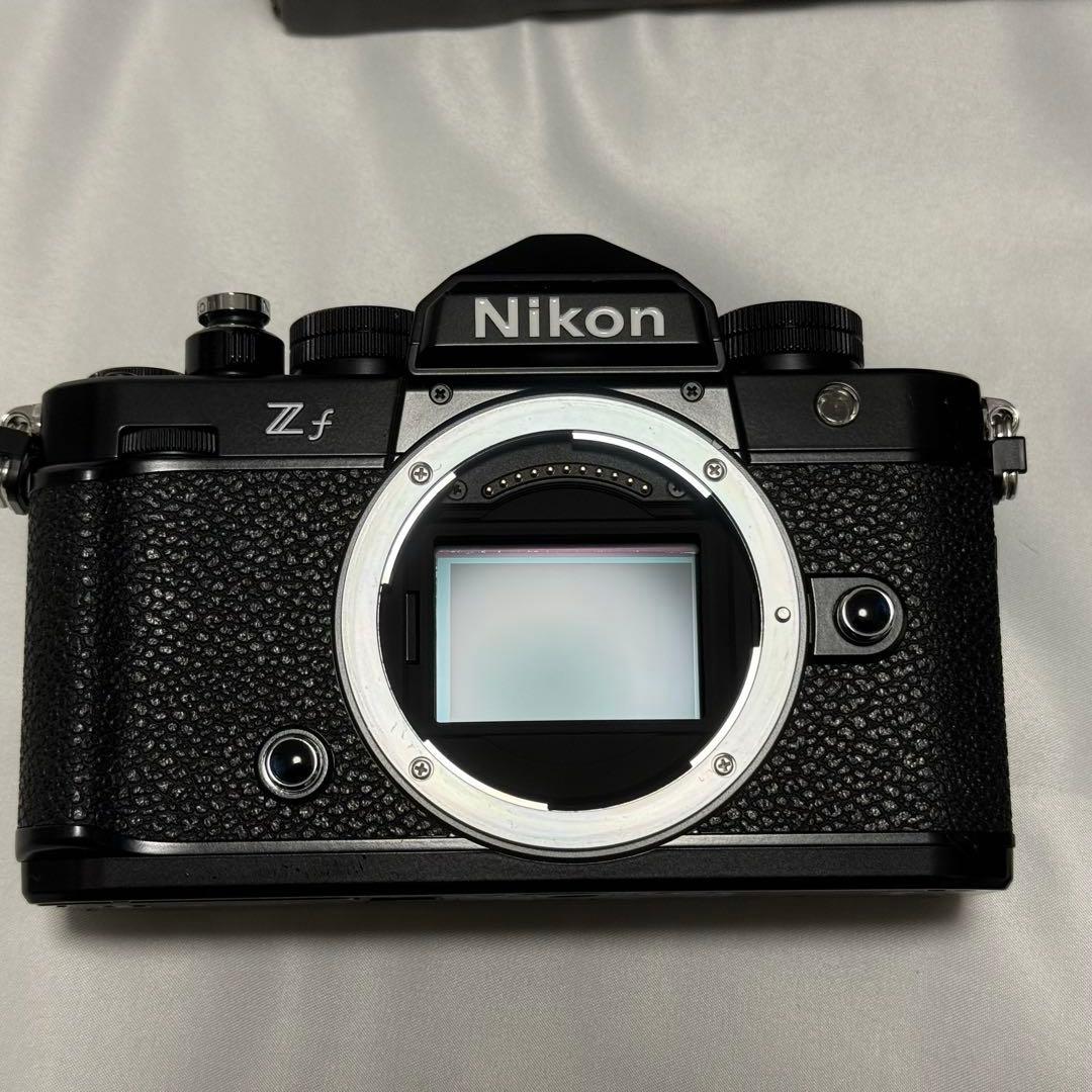 【美品】Nikon Zf ブラック ボディ　サムレスト、ボタンのおまけ付き