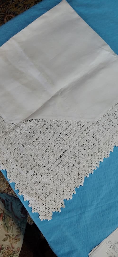 ロンドンでみつけた手編みレースのテーブルクロス