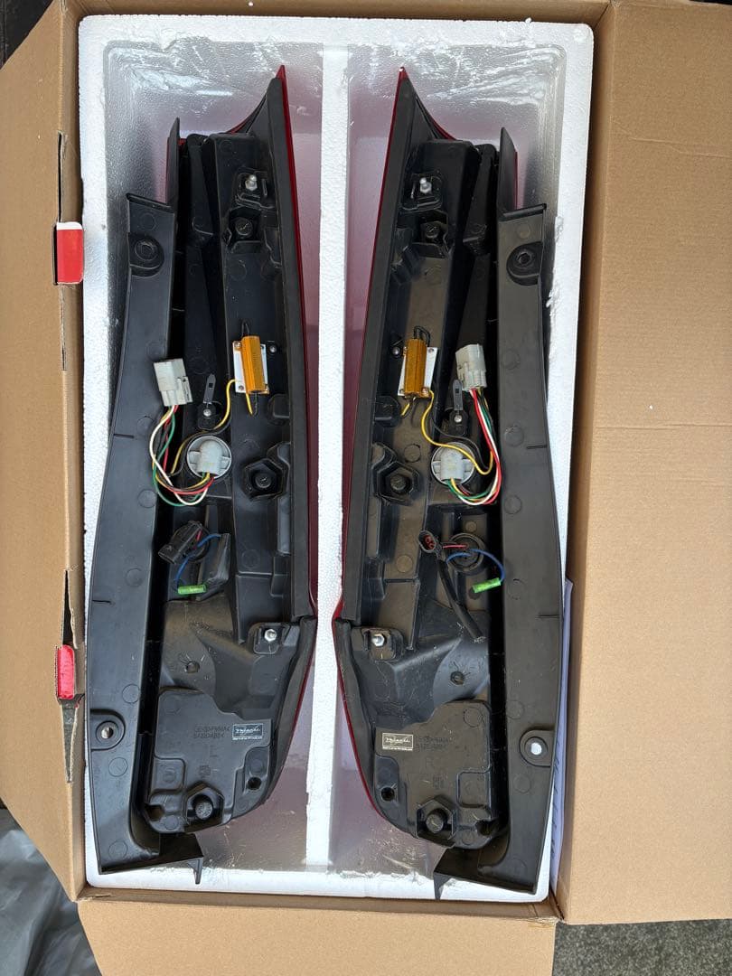 トヨタ ヴォクシー・ノア・エスクァイア 80系　ヴァレンティ テールランプ