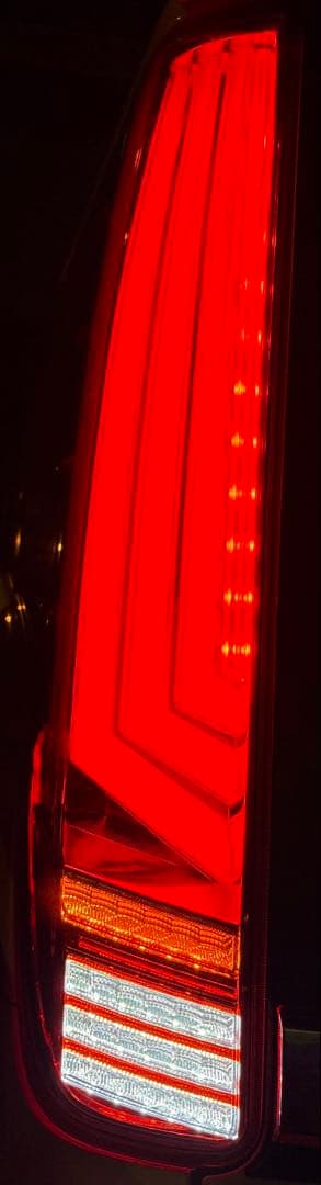 トヨタ ヴォクシー・ノア・エスクァイア 80系　ヴァレンティ テールランプ