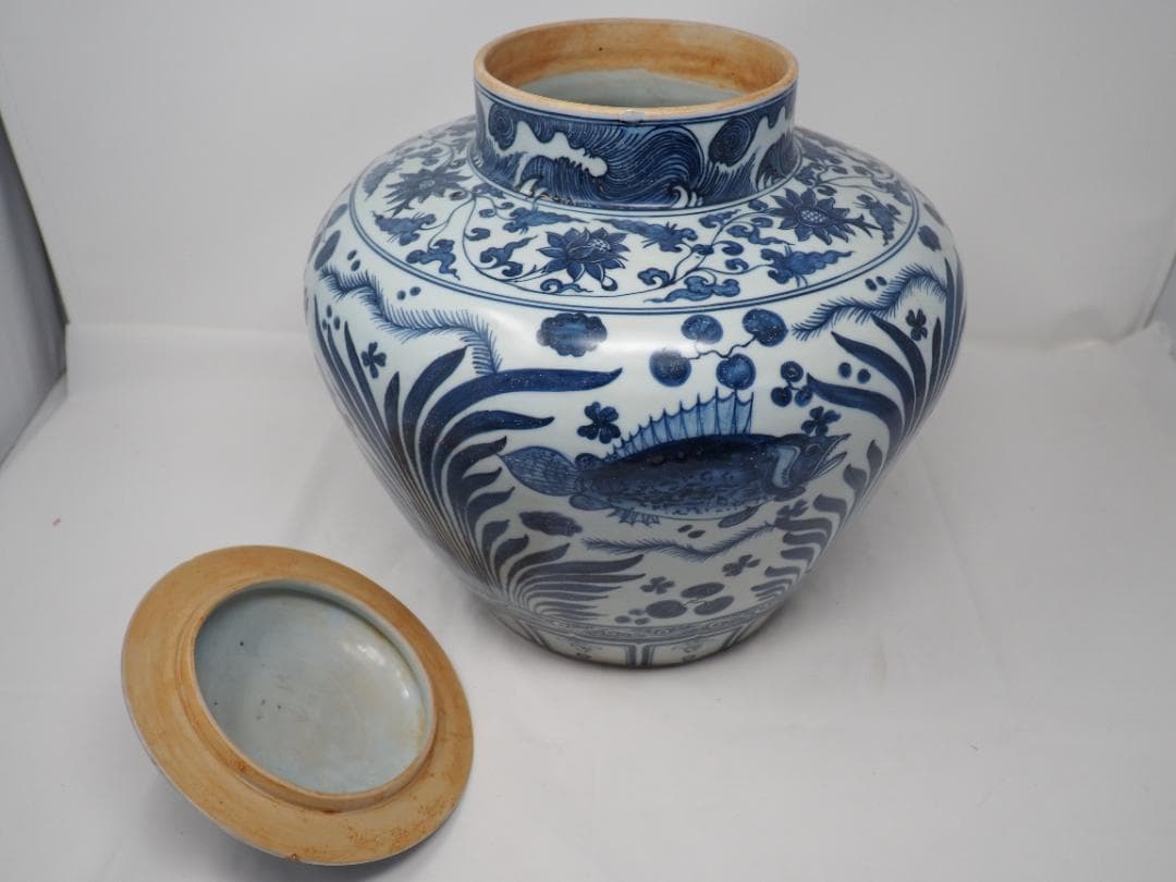 染付　青花魚藻文壷　蓋つき　中国　-SO