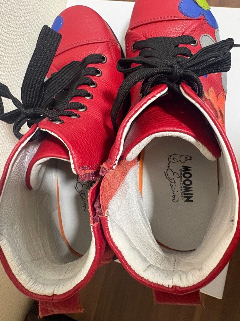 エスタシオン ムーミンリトルミィ コラボ ショートブーツ　赤