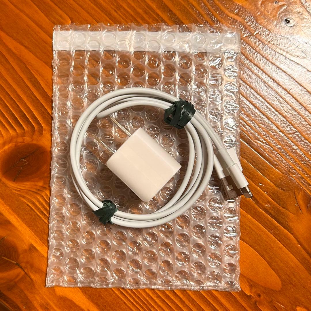 【中古】iPad第7世代 32GB シルバー Wi-Fi + Cellular