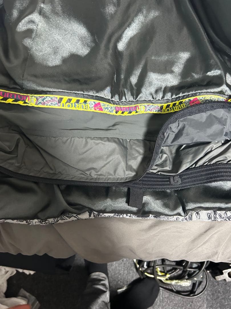 【美品】BURTON スノーボードウェア ダウンジャケット 総柄 y2k
