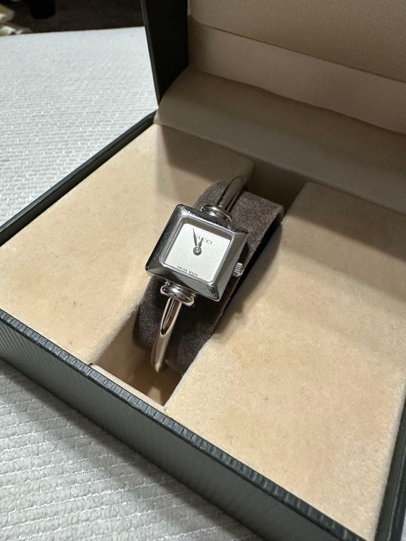 GUCCI シルバー スクエア型時計　箱付き　美品