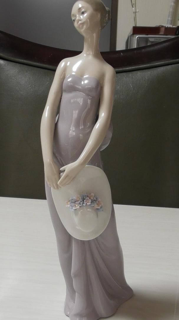 LLADRO　リヤドロ【帽子を持つ少女】　リアドロ　インテリア　Ｌ538