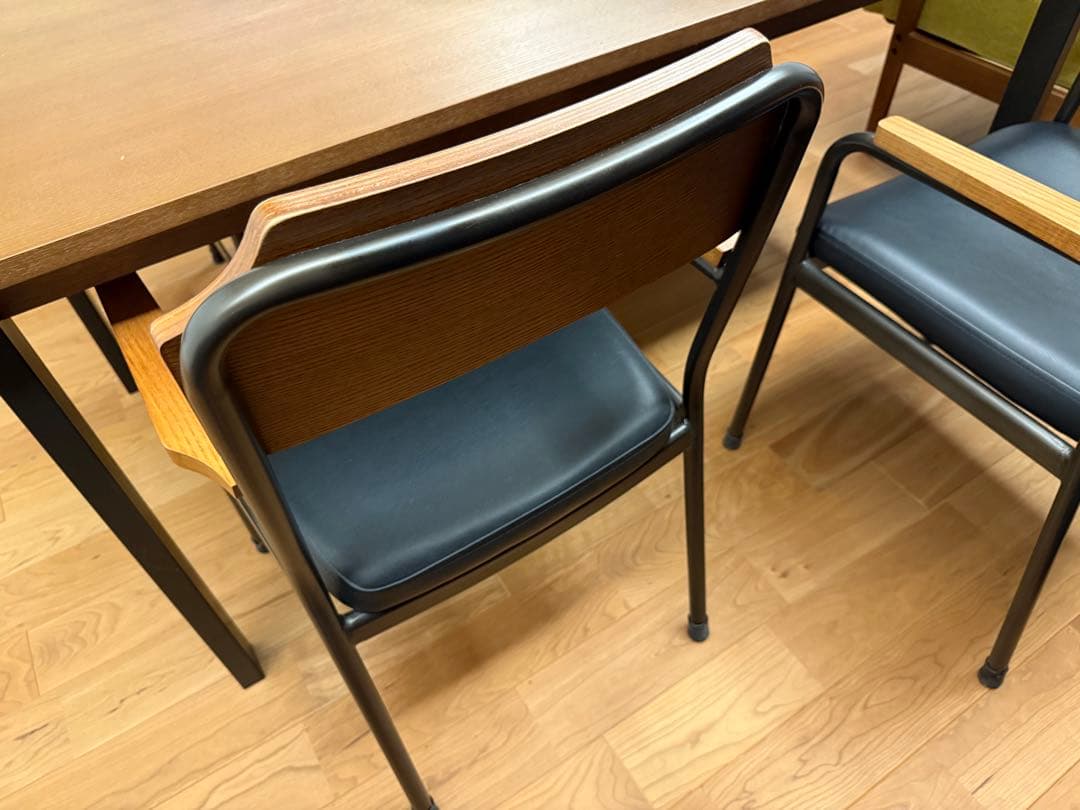 ウニコ　unico 木製アームの黒いダイニングチェア