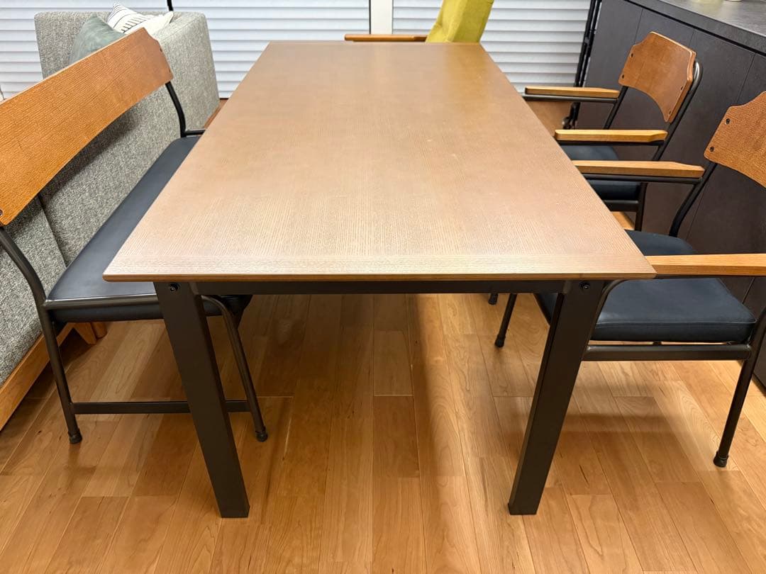 ウニコ　unico 木製アームの黒いダイニングチェア