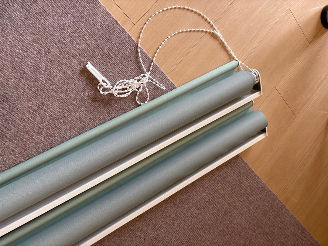 ニトリ　 ロールスクリーン　左操作のもの1つ　取付金具付き　高さ250×幅184