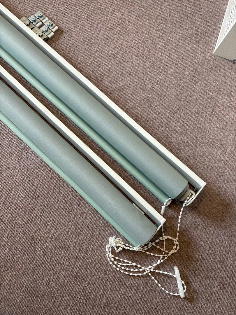 ニトリ　 ロールスクリーン　左操作のもの1つ　取付金具付き　高さ250×幅184