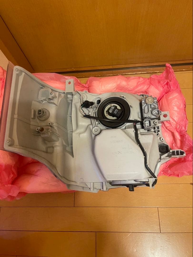 ハイエース 200系7型ダークプライムⅡ 純正ヘッドライト