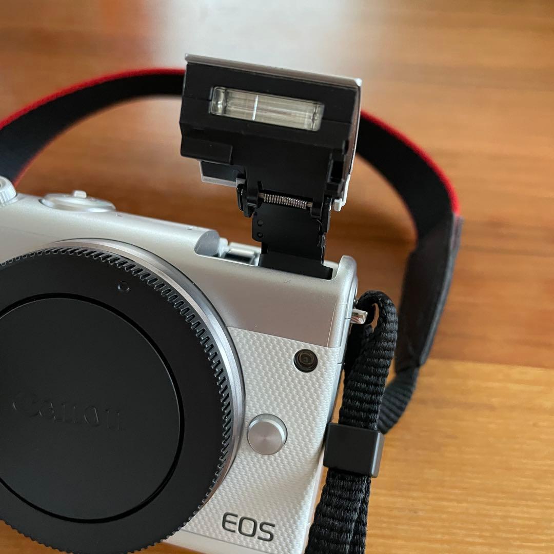 Canon EOS M100 ホワイト ダブルレンズキット　おまけ付き