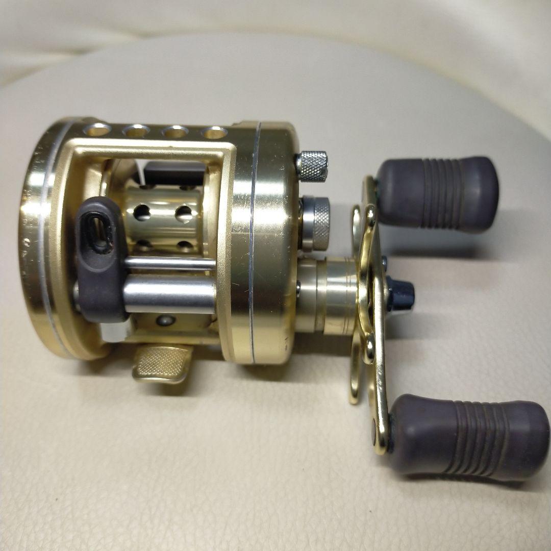 CALCUTTA 両軸リール ゴールド