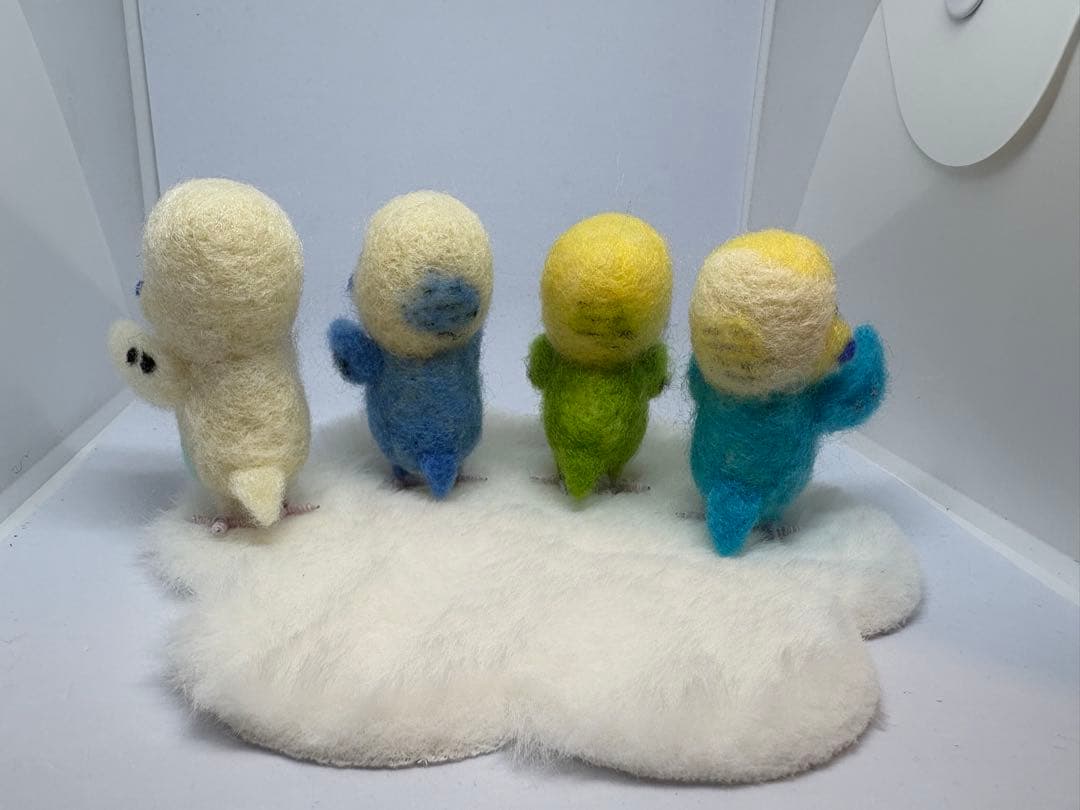 羊毛フェルト　ハンドメイド　クリスマスツリーにセキセイインコ